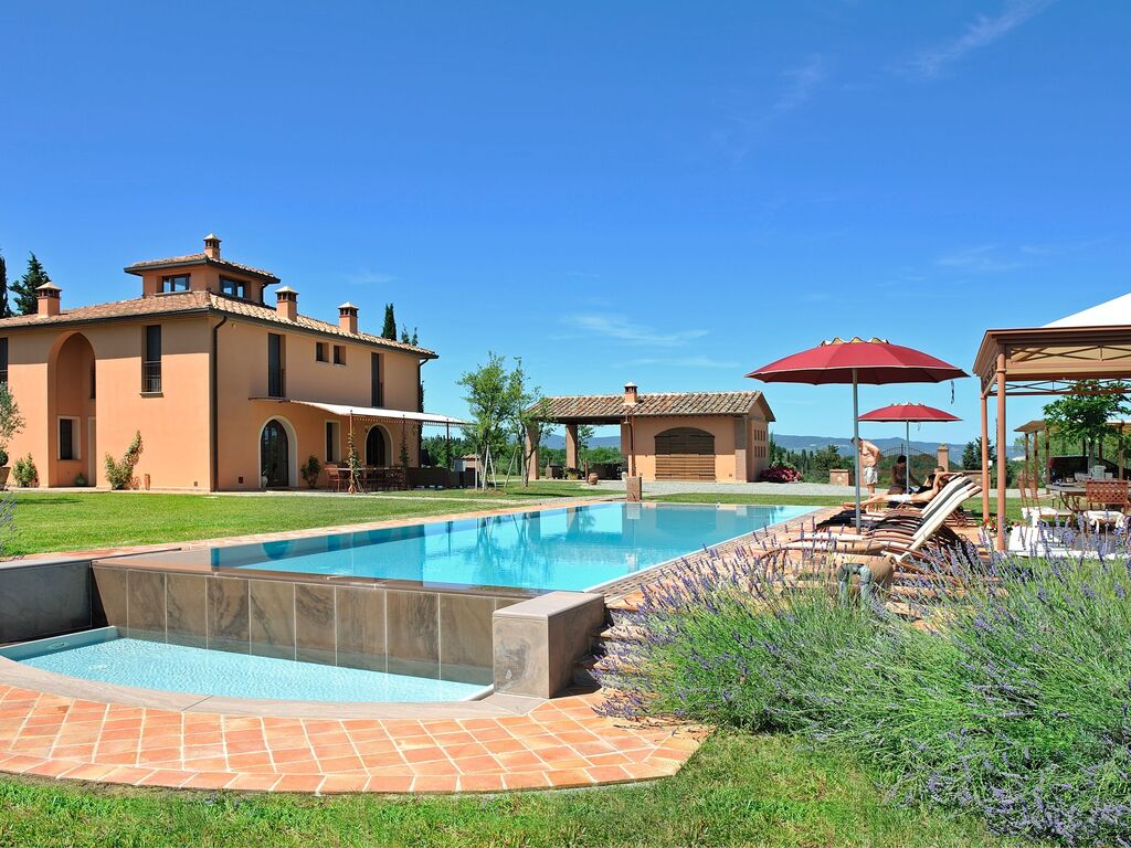 Vrijstaande villa in Peccioli met privézwembad en grote tuin