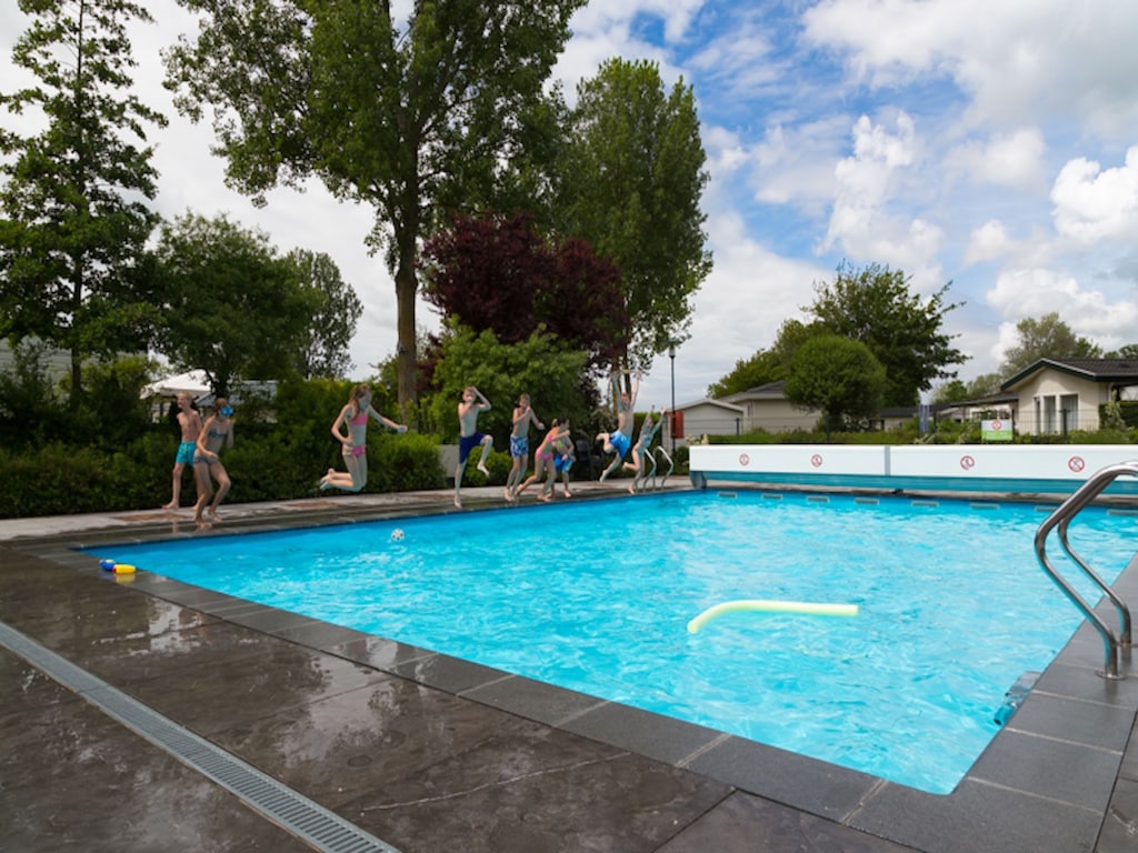 Leuk chalet met afwasmachine, nabij een zwemmeer