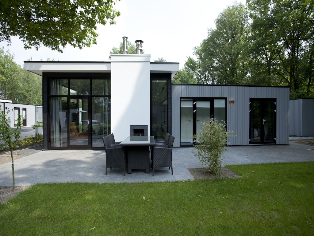 Modern huis met afwasmachine, bij een natuurgebied