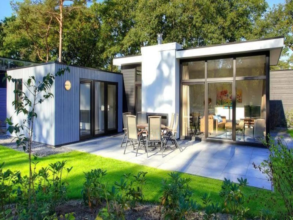 Villa mit Garten in der Nähe eines Sees
