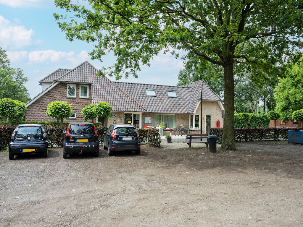 Gemütliches Holzchalet in Reutum für bis zu 4 Personen, nur wenige Schritte vom Almelo-Nordhorn-Kanal entfernt. Mit Gemeinschaftspool und moderner Ausstattung.