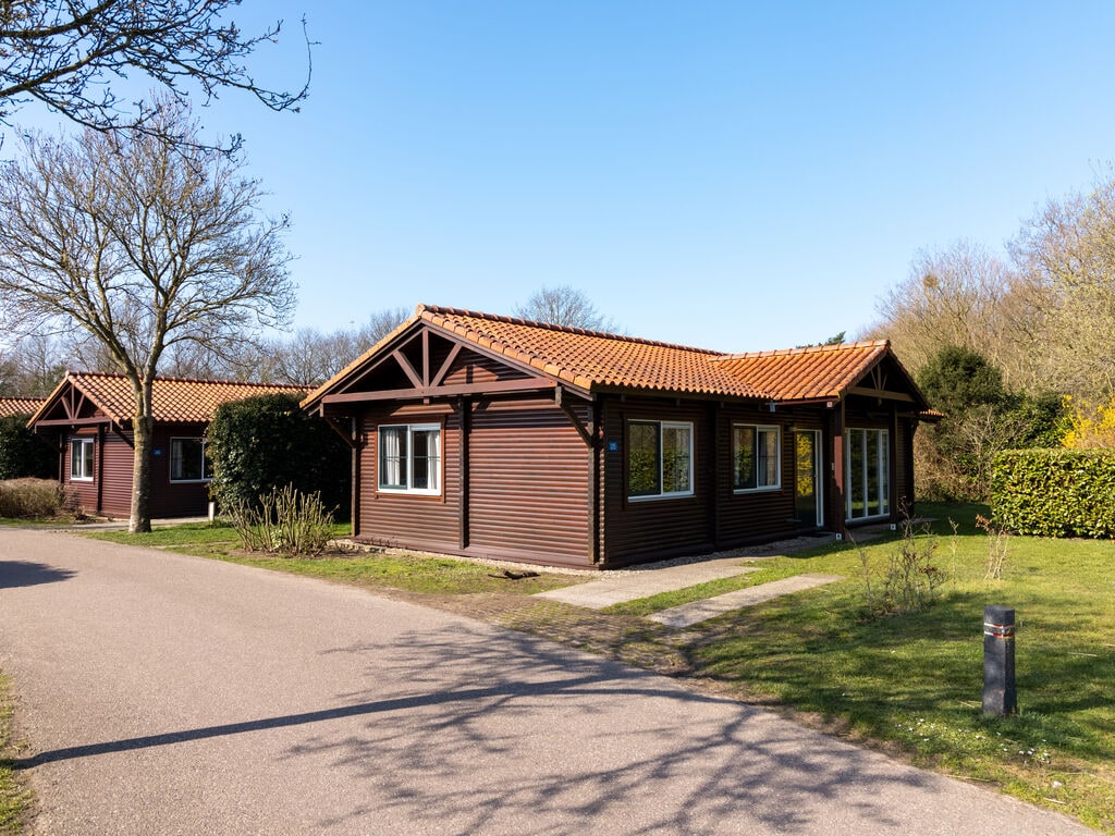 Houten bungalow met afwasmachine, 3 km. van Putten