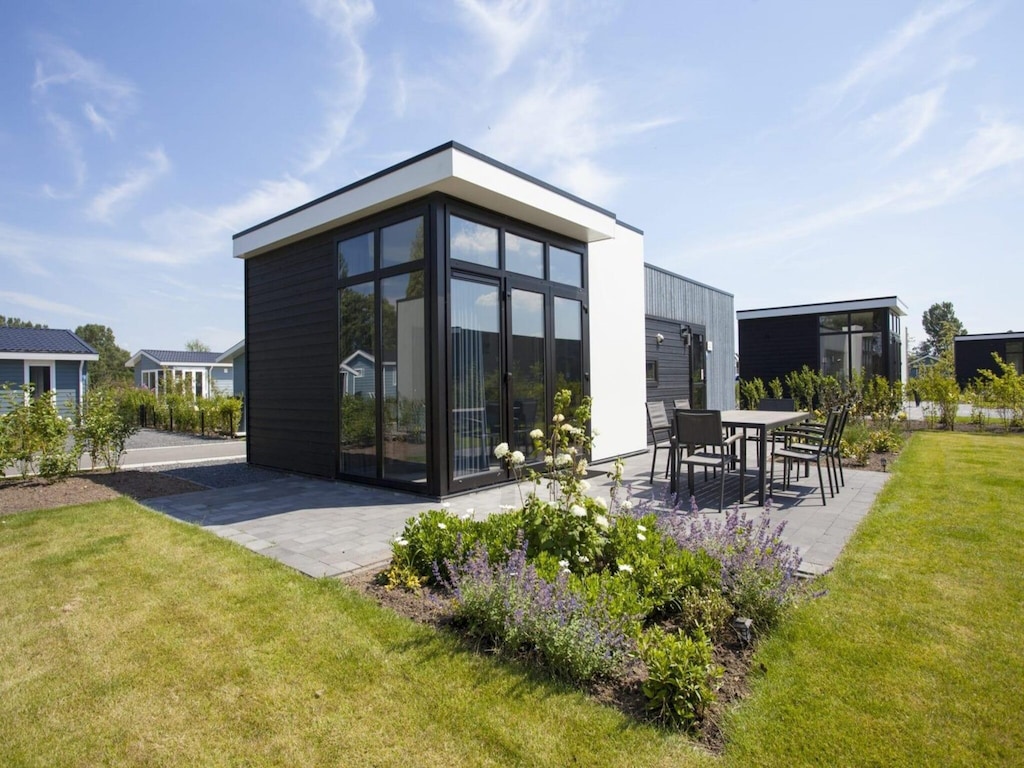 Sleek Lakeside Chalet für 4 Personen