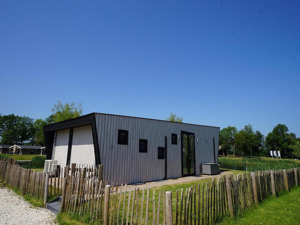 Freistehendes Chalet im Resort De IJssel Eilanden, an einem See in Overijssel, für 4 Personen. Nahe dem historischen Kampen.