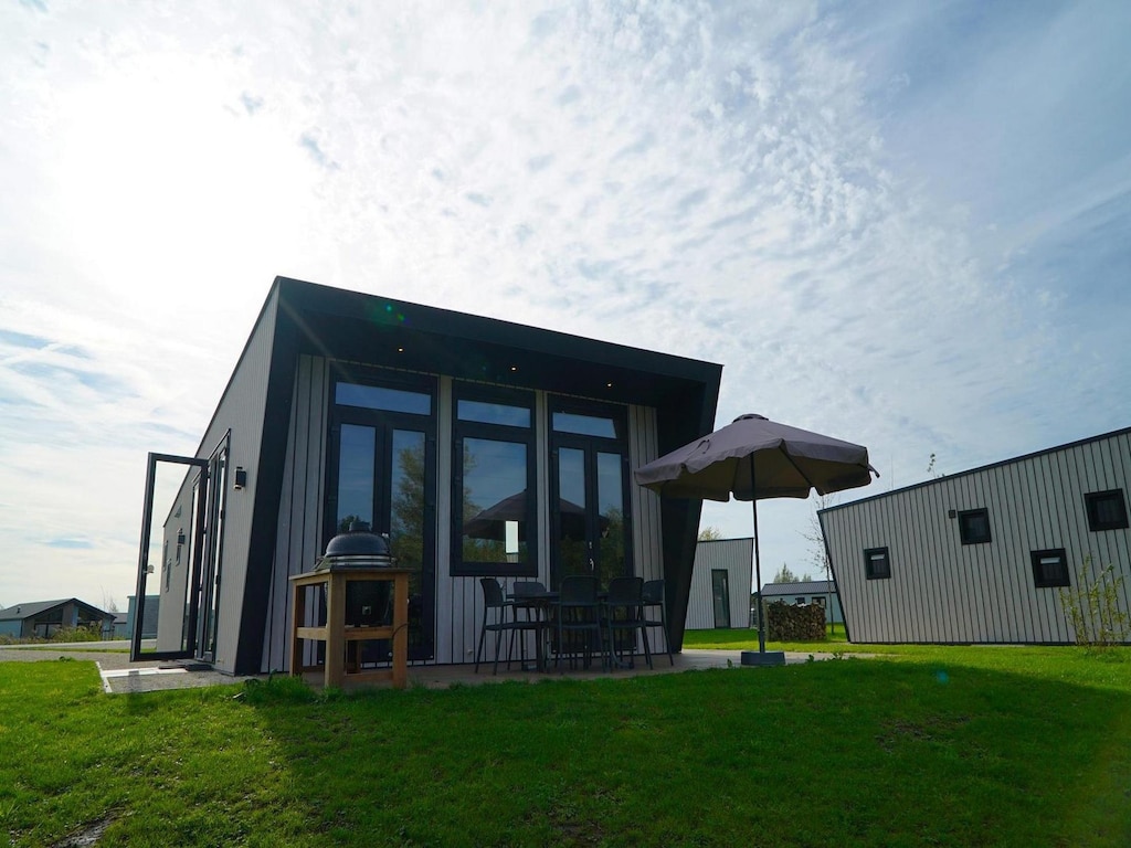 Freistehend und naturnah: Chalet für 6 Personen im Ferienpark EuroParcs De IJssel Eilanden in Overijssel.