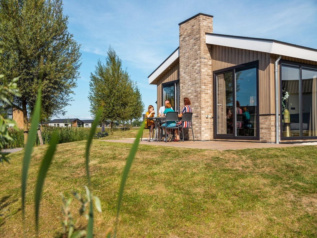 Freistehendes Chalet direkt am Wasser für bis zu 6 Personen im Ferienpark bei Kampen, Overijssel.
