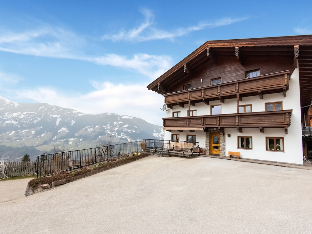 Bauernhaus mit Blick auf das Zillertal