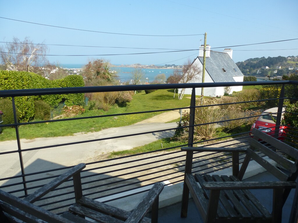Cottage in Plougasnou bij Mooie Stranden