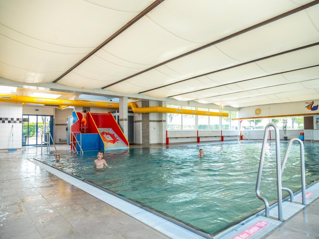Leuk chalet met terras, 9 km van Maastricht