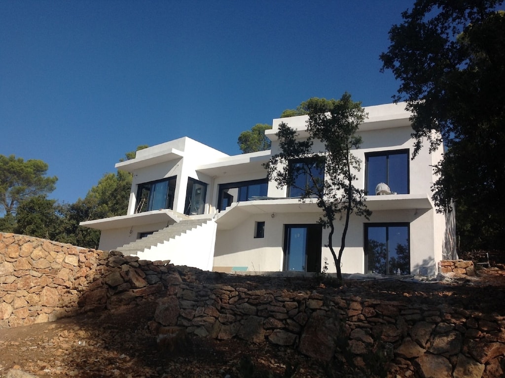 Architectonische villa met zwembad