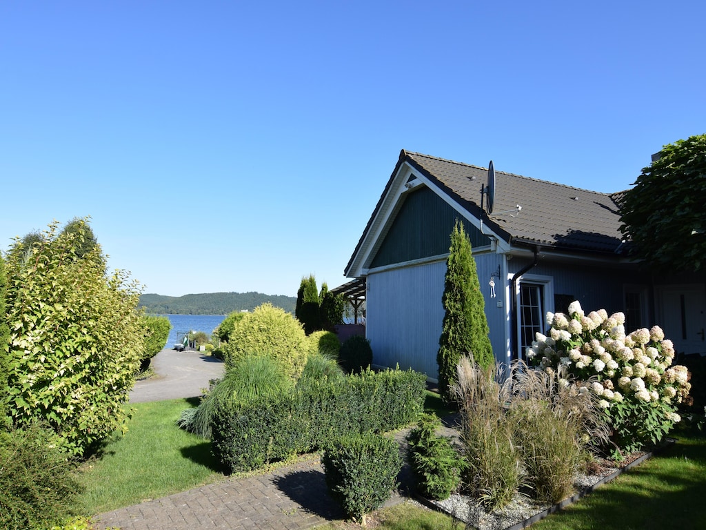 Huis aan het meer met privéstrand, jacuzzi en boot