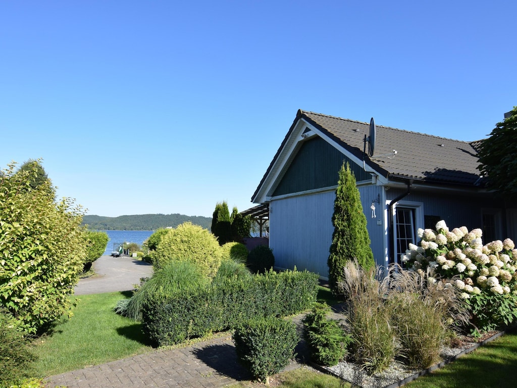 Huis aan het meer met privéstrand, jacuzzi en boot