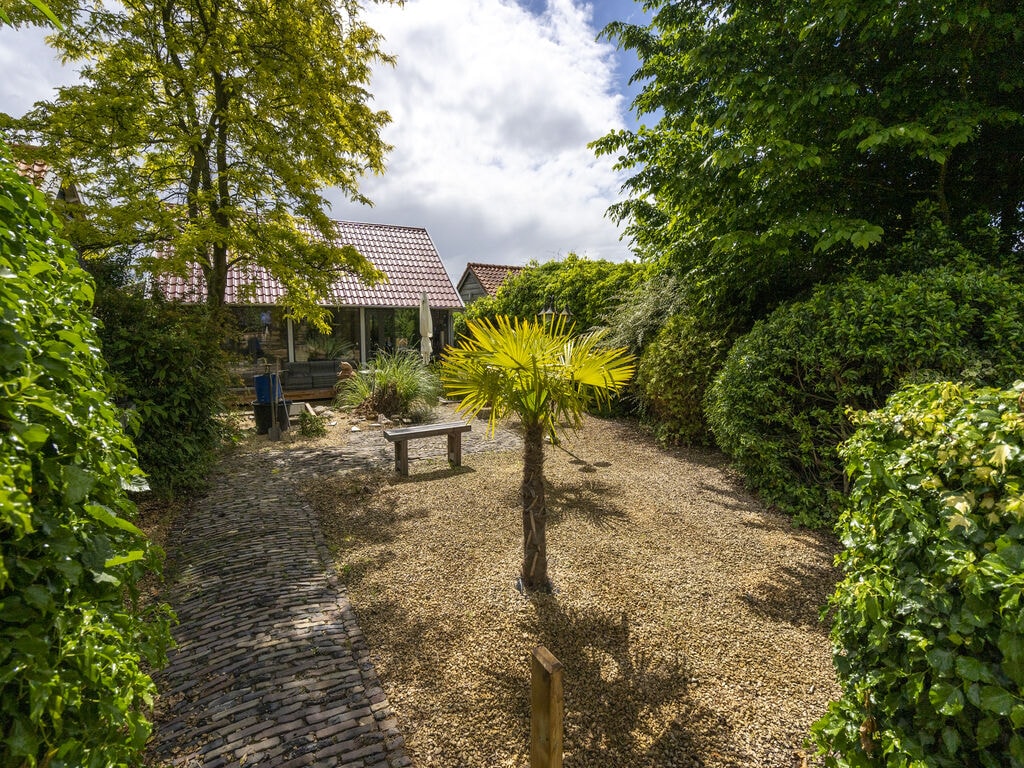Romantisches Chalet mit tropischem Garten bei Wilhelminadorp