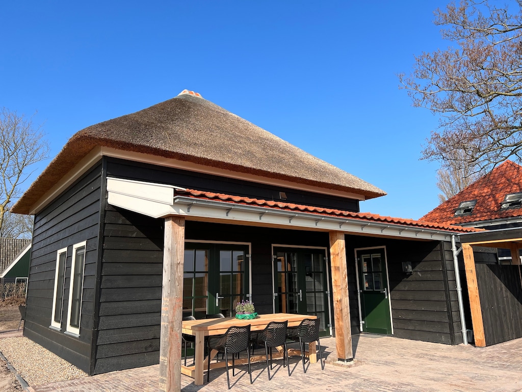 Villa met omheinde tuin vlakbij de zee