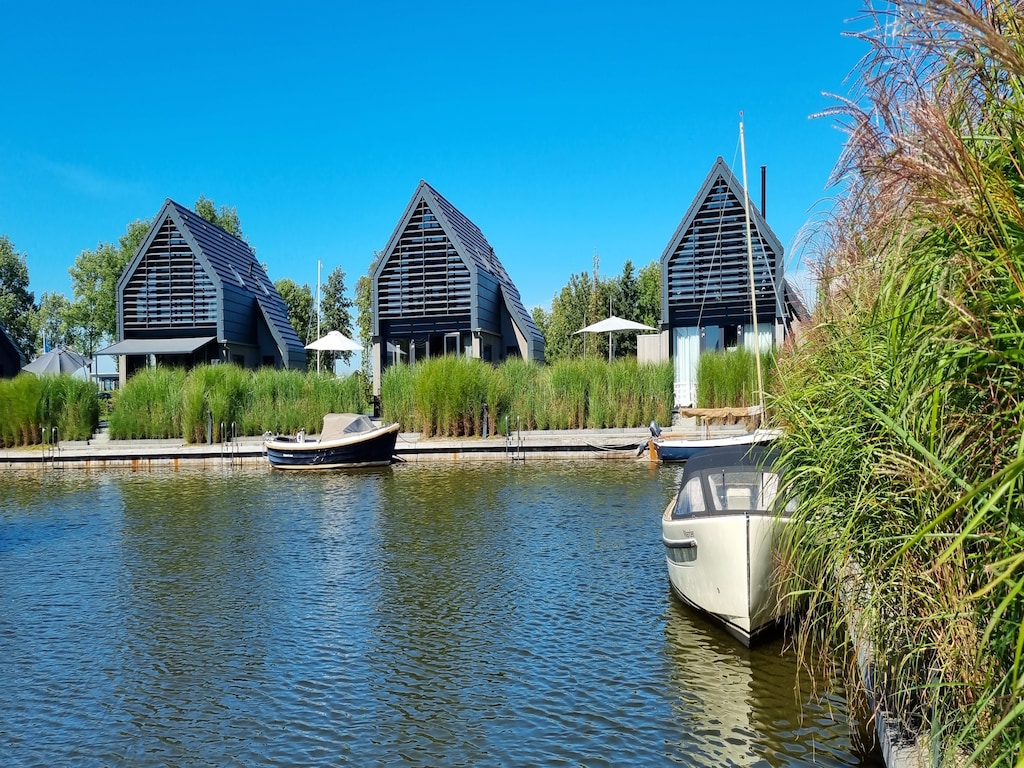 Watervilla in Balk met Privé Steiger