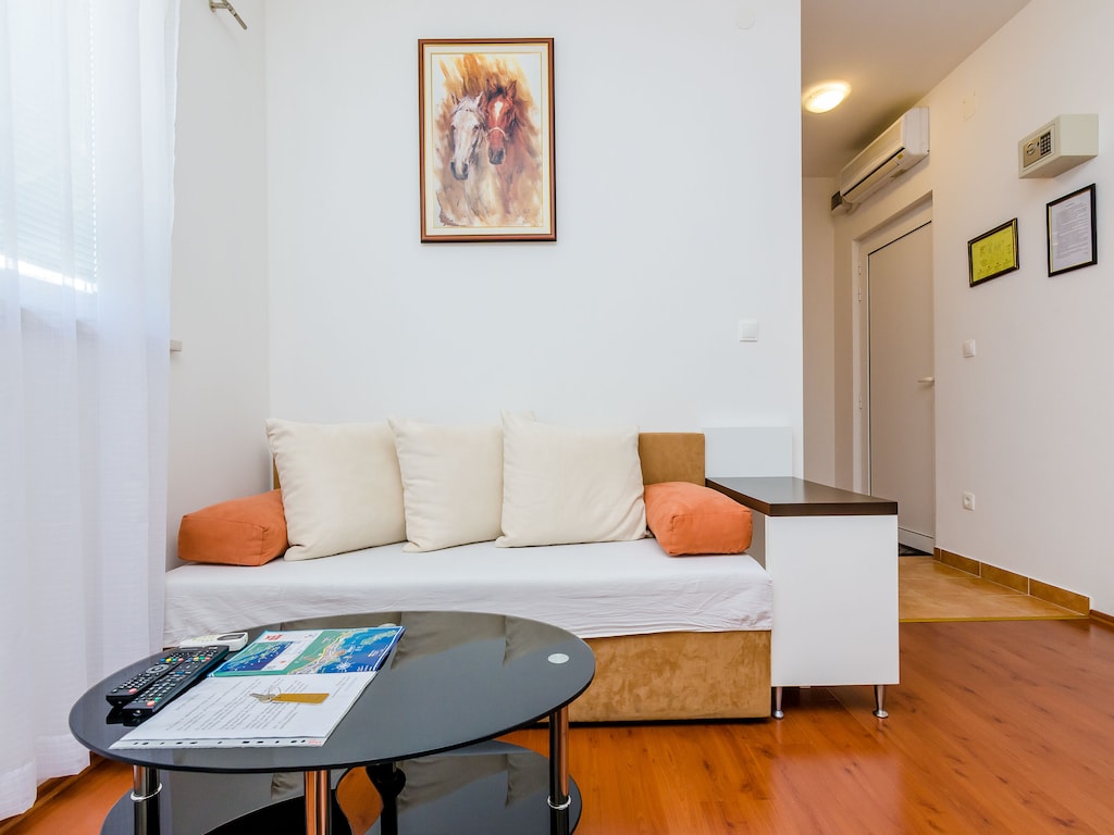 Apartments Aura - Comfort Studio Apartment 3 with shared swimming pool