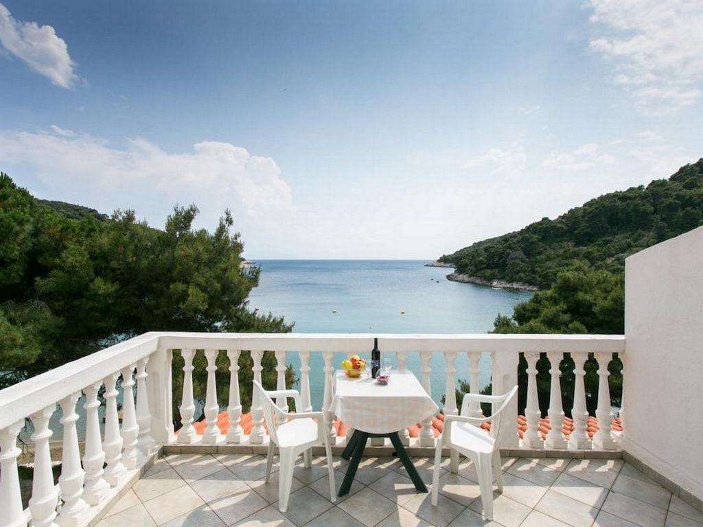 Apartments Franka Saplunara-One-Bedroom Apartment with Terrace and Sea View No1