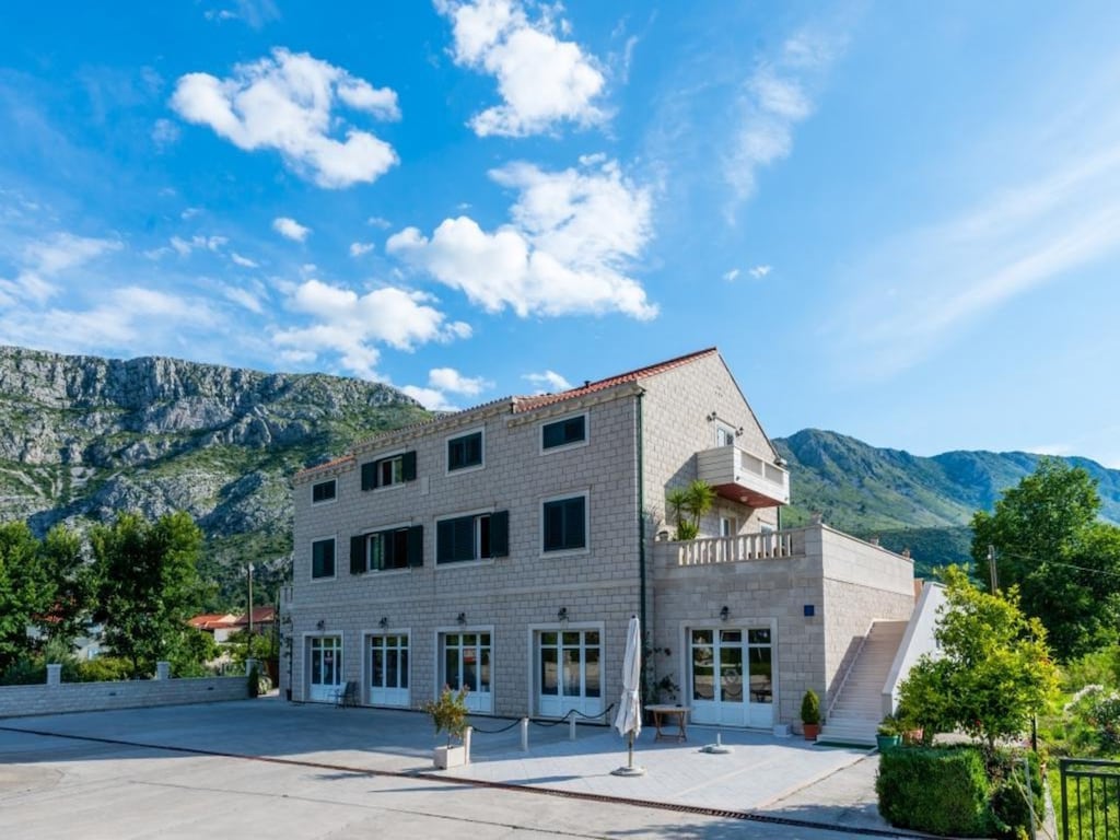 Apartments Azzurro- Three Bedroom Apartment with Terrace and Hot Tub ( Azzurro I-donji)