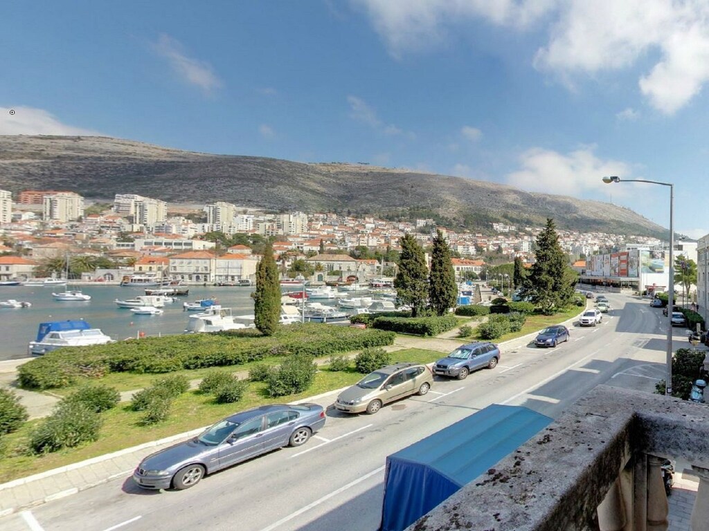 Apartment Mihe - Two-Bedroom Apartment with Balcony and Sea View