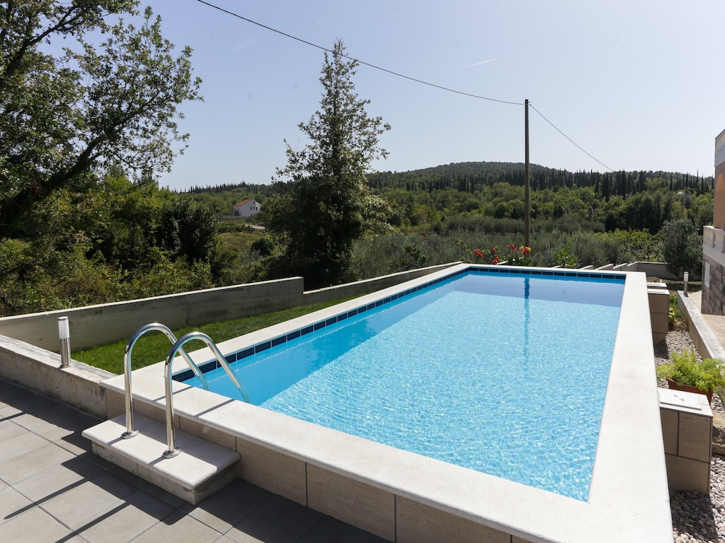 Villa Harmonia met terras en gedeeld zwembad