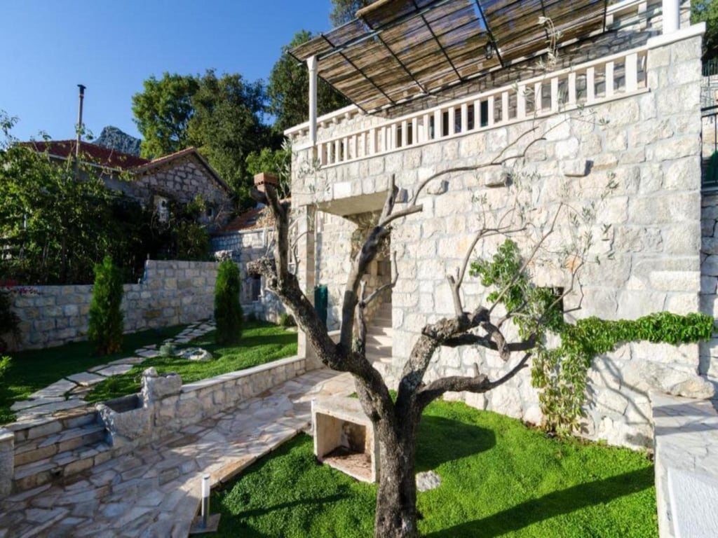 Villa Falcon Rook - Four-Bedroom Villa with Terrace and Swimming Pool