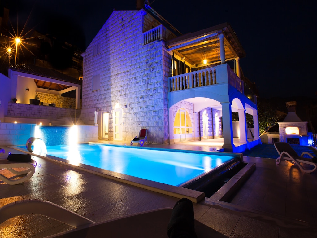 Villa Arion - Four Bedroom Villa with Terrace and Swimming Pool