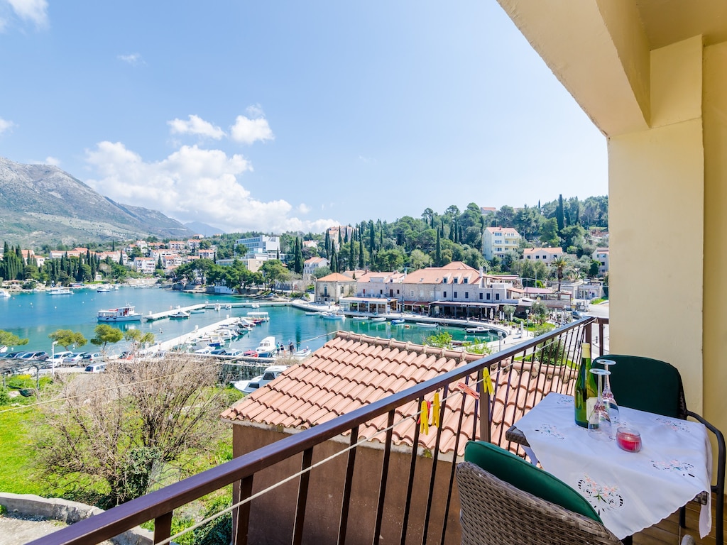 Apartments & Rooms Mihajica- Comfort Studio Apartment with Balcony and Sea View