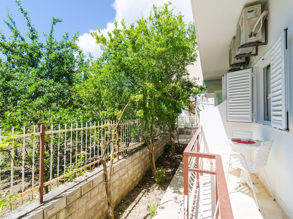 Apartments & Rooms Barišić - Standard Studio Apartment with Balcony and Garden View (G1-6)