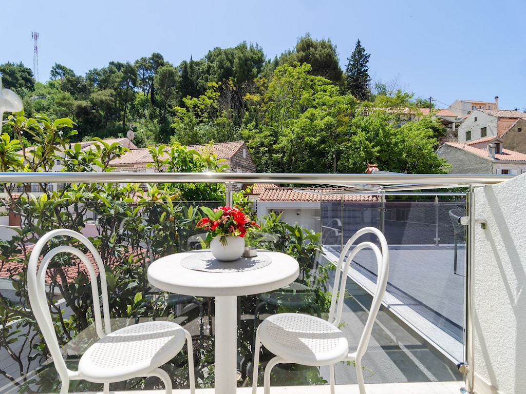 Apartments &amp; Rooms Barišić - Double Room with Balcony and Garden View(Second Floor)-Soba 1