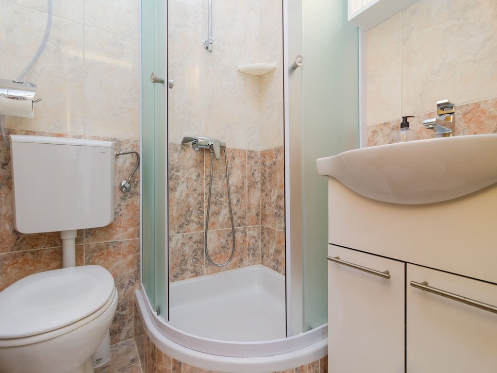 Apartments &amp; Rooms Barišić - Double Room with Balcony and Garden View (First floor-Soba 8)