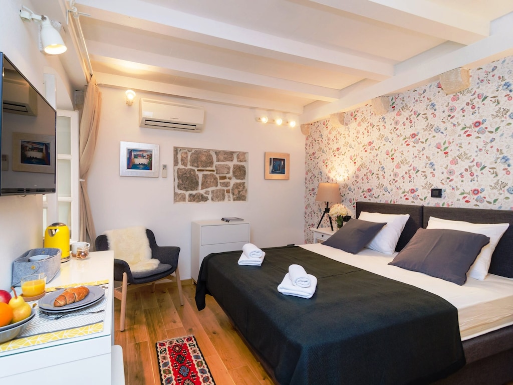 Art Home Arthur - Deluxe Double or Twin Room with Street View (1) 1st Floor