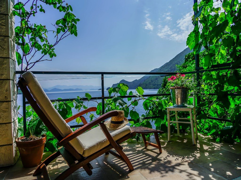 Apartments Anelić- Comfort One Bedroom Apartment with Terrace and Sea View A1