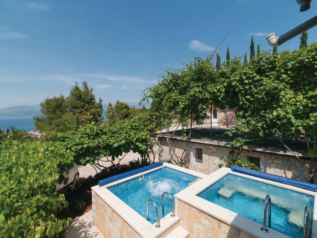 Holiday Home Blossom - Four Bedroom Holiday Home with Outdoor Pool and Jacuzzi - (ST)
