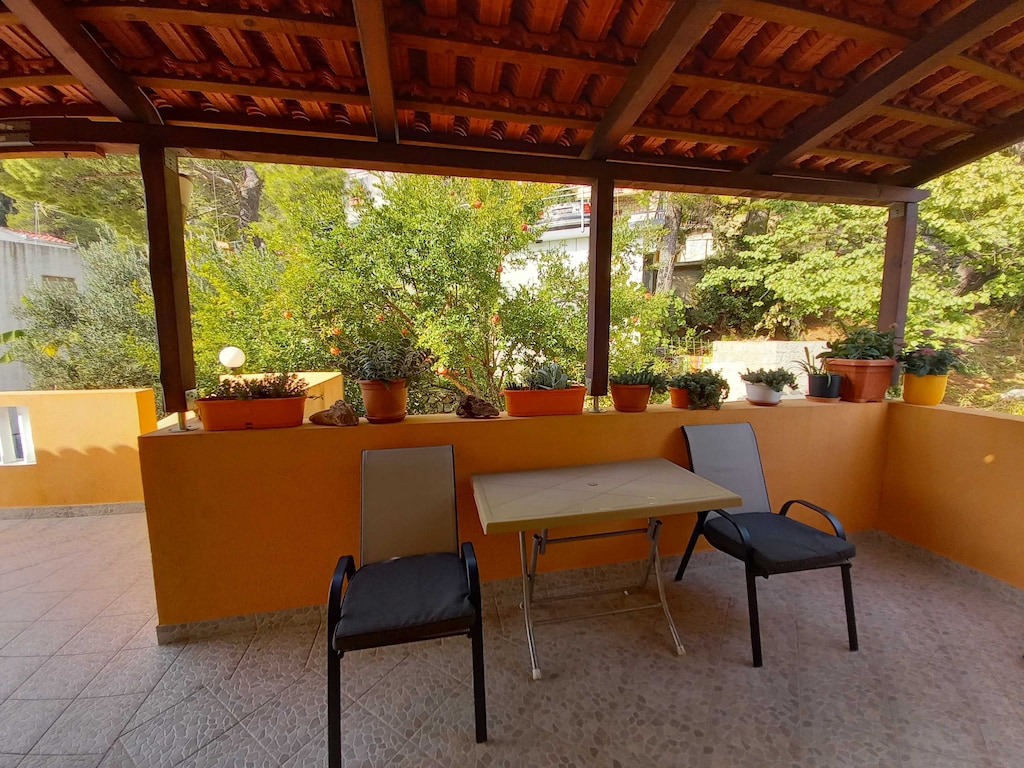 Appartement met ייn slaapkamer en terras