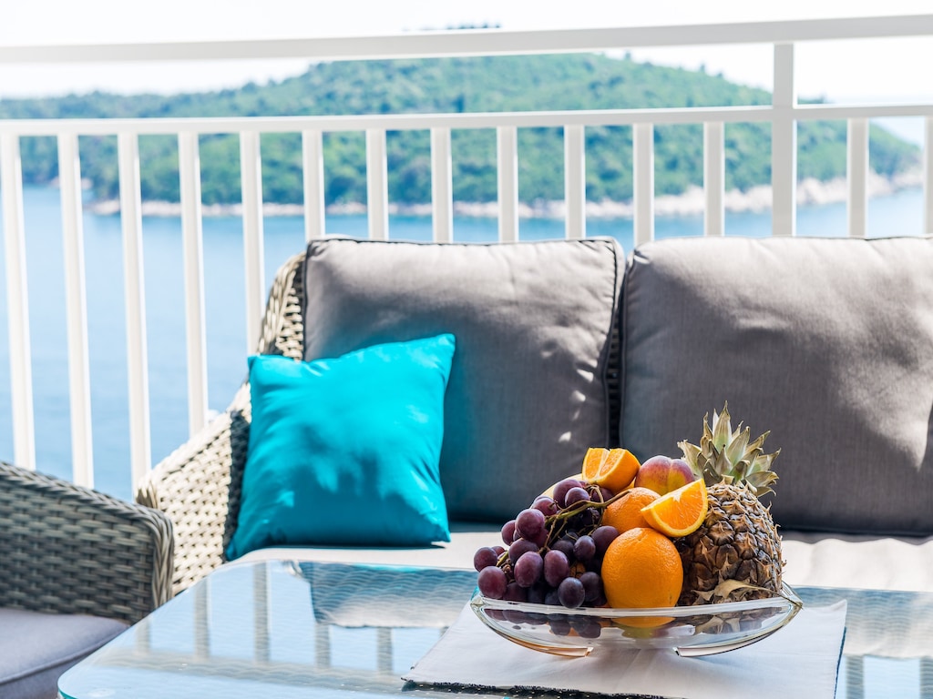 Apartments Lazarin - Two Bedroom Apartment with Balcony and Sea View (1 Veliki)