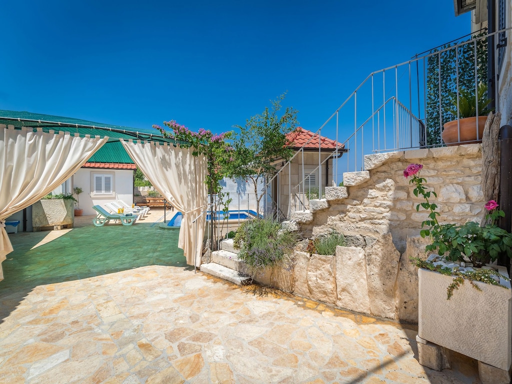 Holiday home Škrika -Three Bedroom Home with heated Pool and Jacuzzi