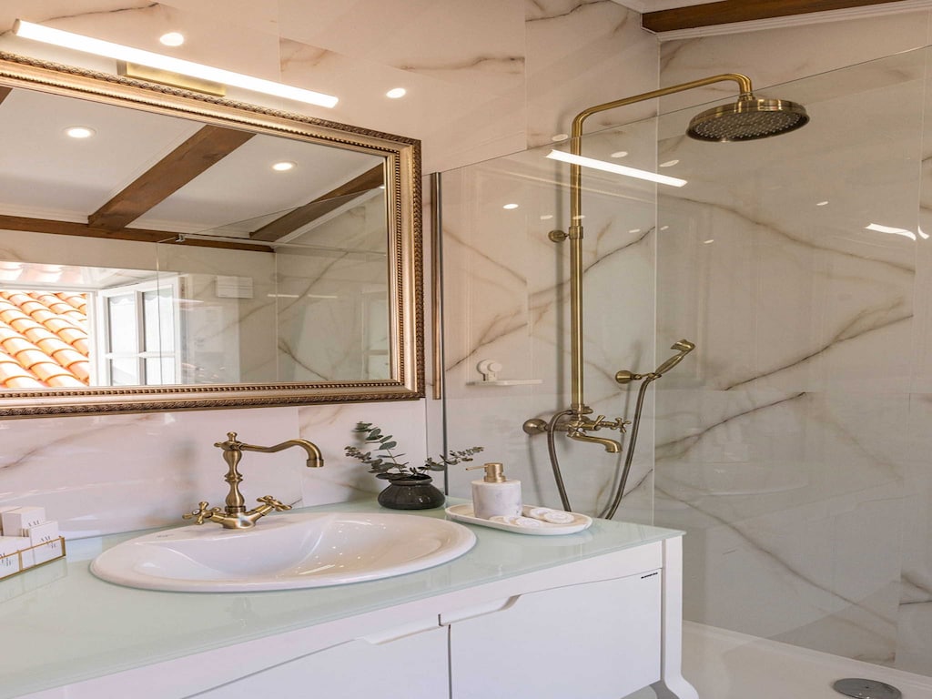 Vivaldi - Deluxe Double Room with Side City View (S3)