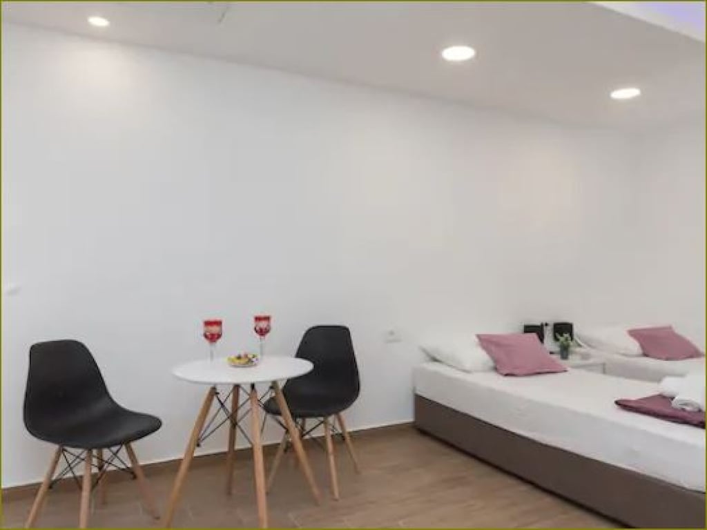 Apartments Dub - Studio Apartment with Shared Terrace (no.2)