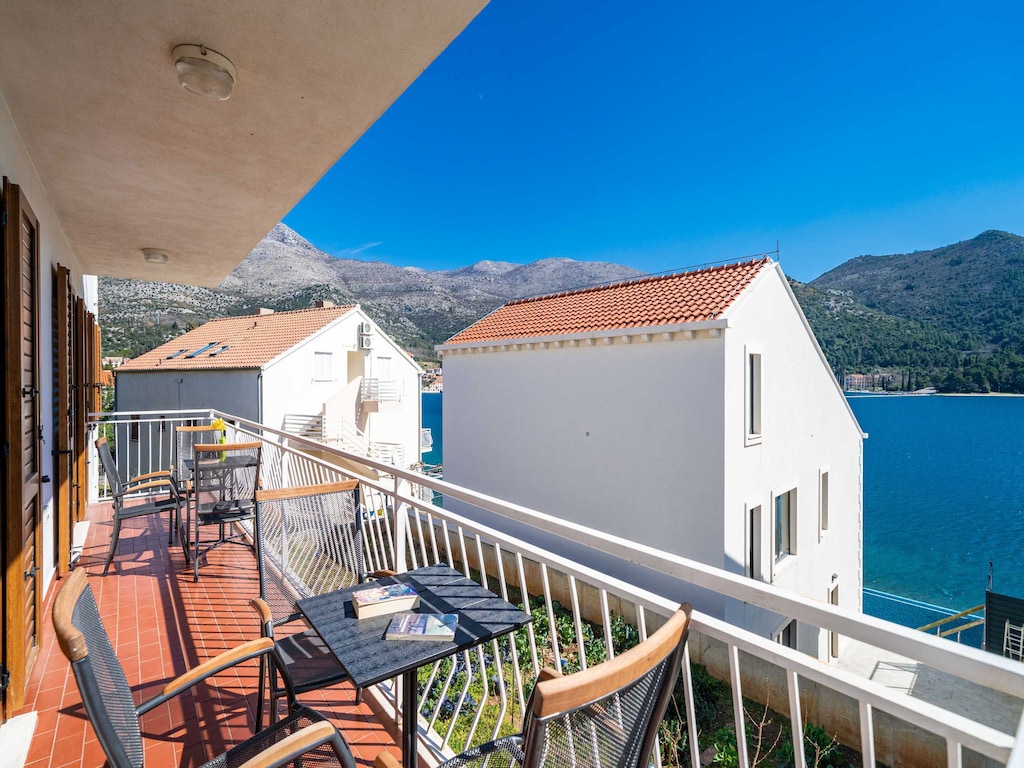 Apartment Bobić- Three Bedroom Apartment with Balcony and Sea View