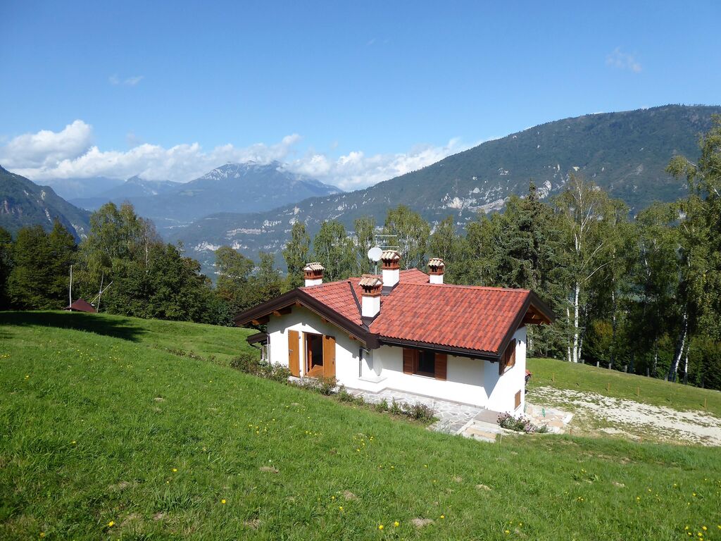 Mooi huis in Fonzaso met uitzicht op Feltre en de bergen