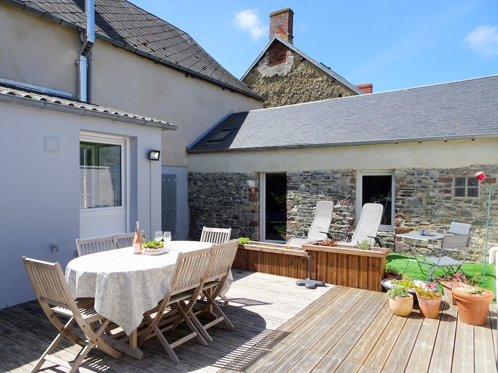 Stenen huis in Bricqueville bij strand