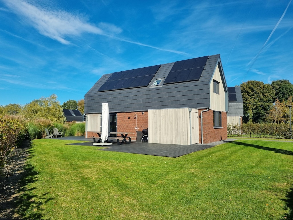 Villa aan het water met aanlegsteiger