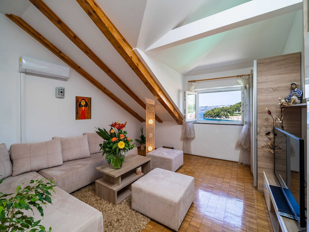 Apartments & Rooms Mara & Petrunjela - One Bedroom Apartment with Balcony and Sea View