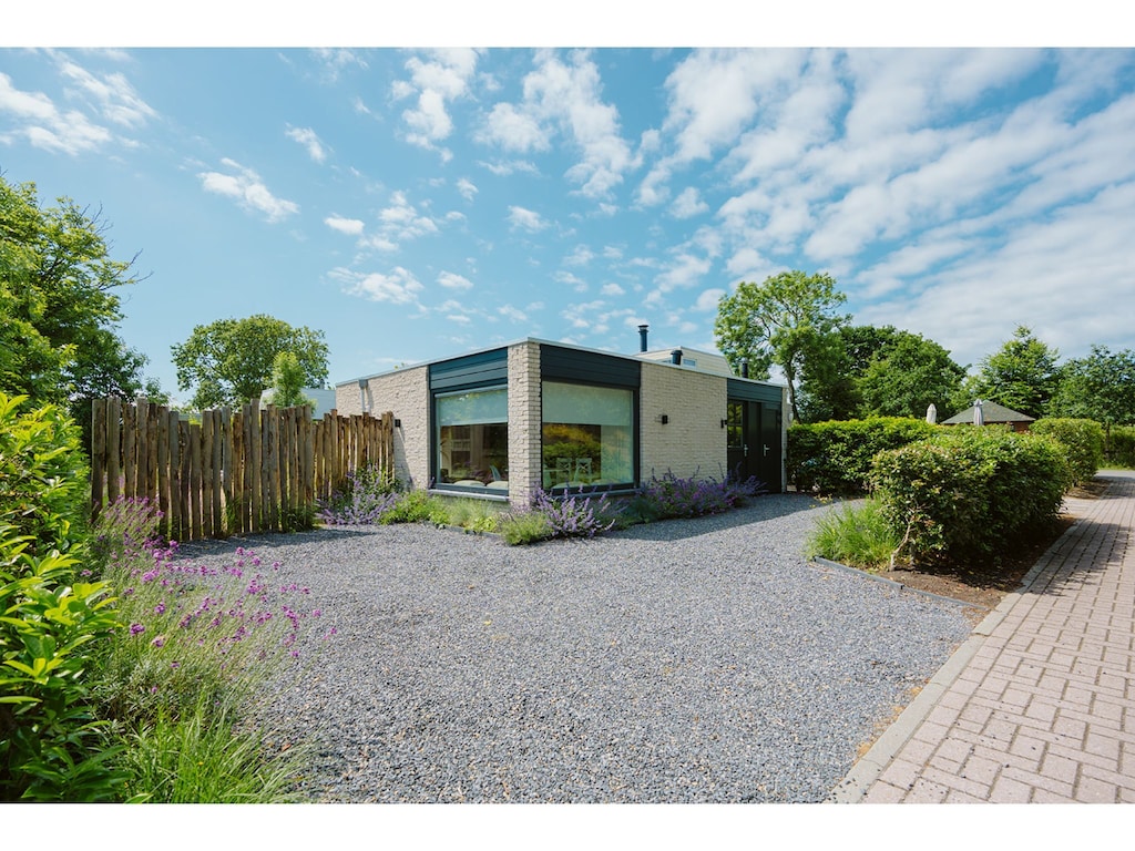 Attraktiv eingerichteter Bungalow, 1,5 km vom Strand von Ouddorp entfernt