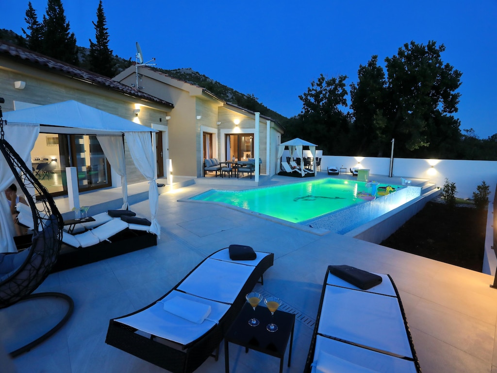 Villa in Starigrad mit beheiztem Pool