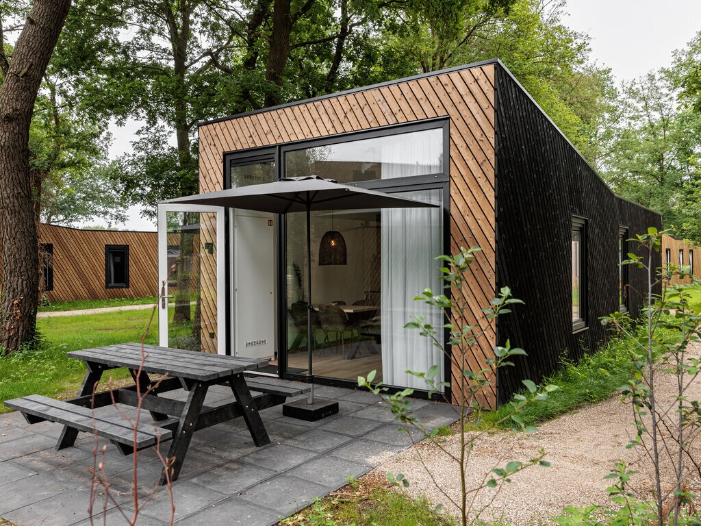Moderne Lodge mit Sauna in einem Ferienpark in grüner Umgebung