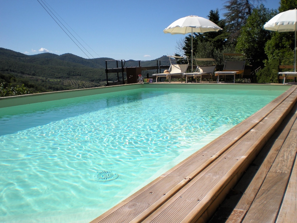 Bauernhaus mit Swimmingpool inmitten der Natur in Cortona