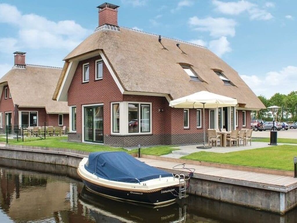 Sfeervolle villa met sauna, op vakantiepark aan het water in Friesland