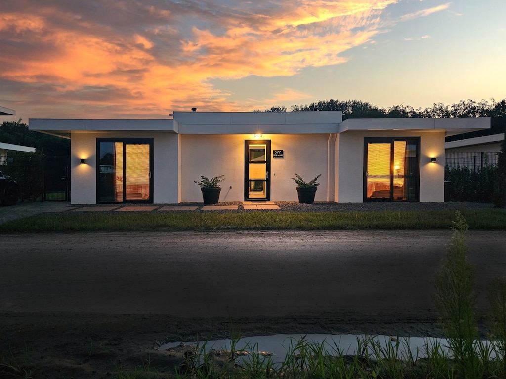 Luxusvilla mit Veranda-Bildschirm SUPs und Kanu