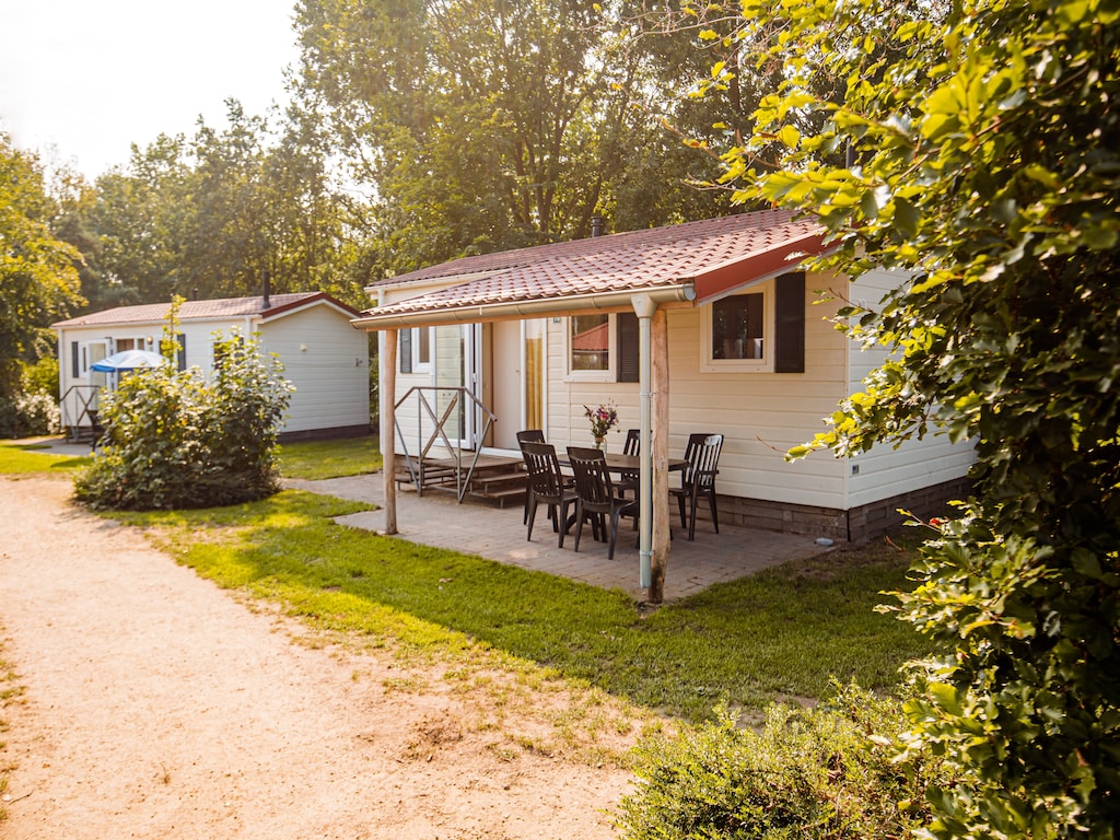 Fijn chalet met overdekt terras op vakantiepark aan het Leukermeer